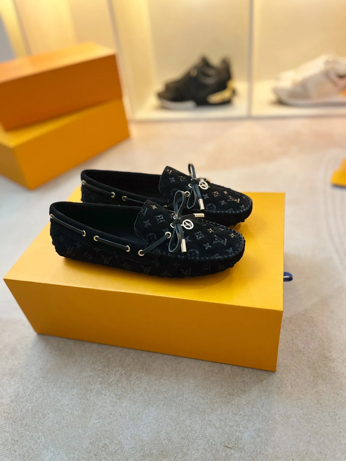p460💰Couple model❤️🇫🇷 𝙇𝙤𝙪𝙞𝙨 𝙑𝙪𝙞𝙩𝙩𝙤𝙣 🇫🇷Louis Vuitton 2023 Classic𝓛𝓿 𝓣𝓻𝓪𝓲𝓷𝓮𝓻 Sports Series ➪➪➪¯ [Arizona Doudou Shoes Series] ▪️▪️▪️Arizona slip-on shoes are made of Monogram Eclipse canvas. Its hand-painted and dyed edges and hand-sewn uppers fully demonstrate Louis Vuitton's traditional shoemaking craftsmanship. This slip-on shoe is very lightweight. The integrated tongue and upper make it particularly comfortable and flexible. The soft outsole is equipped with rubber padding. Decorated with matching sash. Detailed features: ☑️Monogram Eclipse canvas ☑️Black Eclipse pattern ☑️Hand-painted shoe edges ☑️Hand-sewn uppers (each pair takes time to process) ☑️Integrated tongue and upper construction ☑️Outsole equipped with rubber lining ☑️size: 35_46